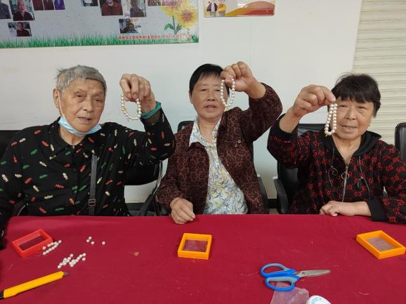 方兴社区开展“把爱串起来·致最爱的她”母亲节敬老活动-图片3