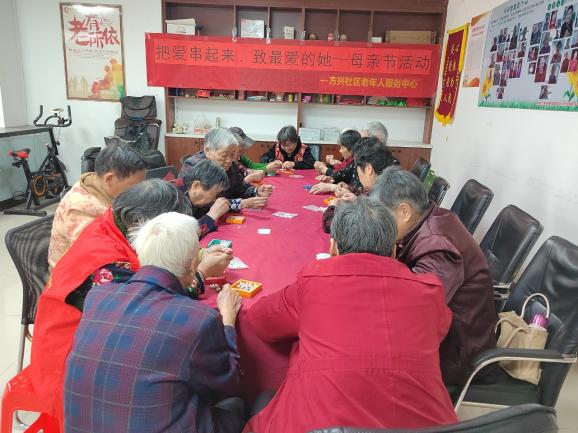方兴社区开展“把爱串起来·致最爱的她”母亲节敬老活动-图片2